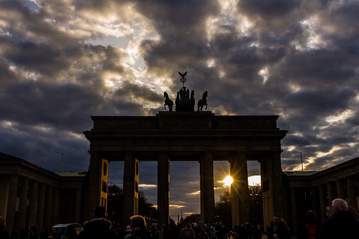 La Puerta de Brandenburgo a contraluz en un atardecer en Berlín, Alemania. Abril de 2023.
