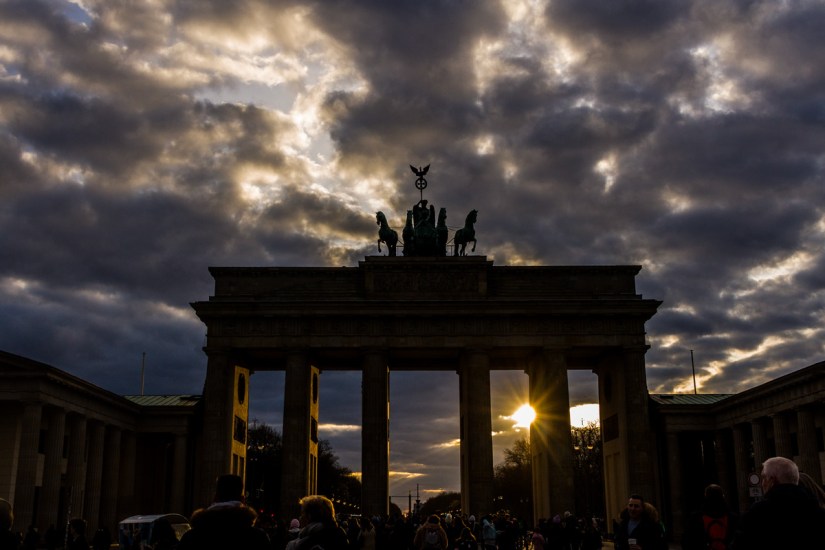 La Puerta de Brandenburgo a contraluz en un atardecer en Berlín, Alemania. Abril de 2023.