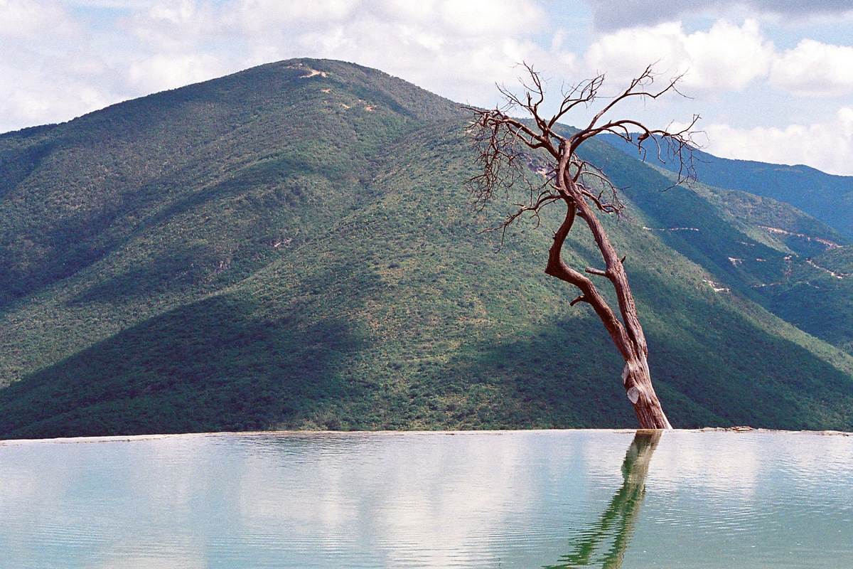 Panorámica de las cascadas pétreas de Hierve el Agua. Oaxaca, México, agosto de 2008.