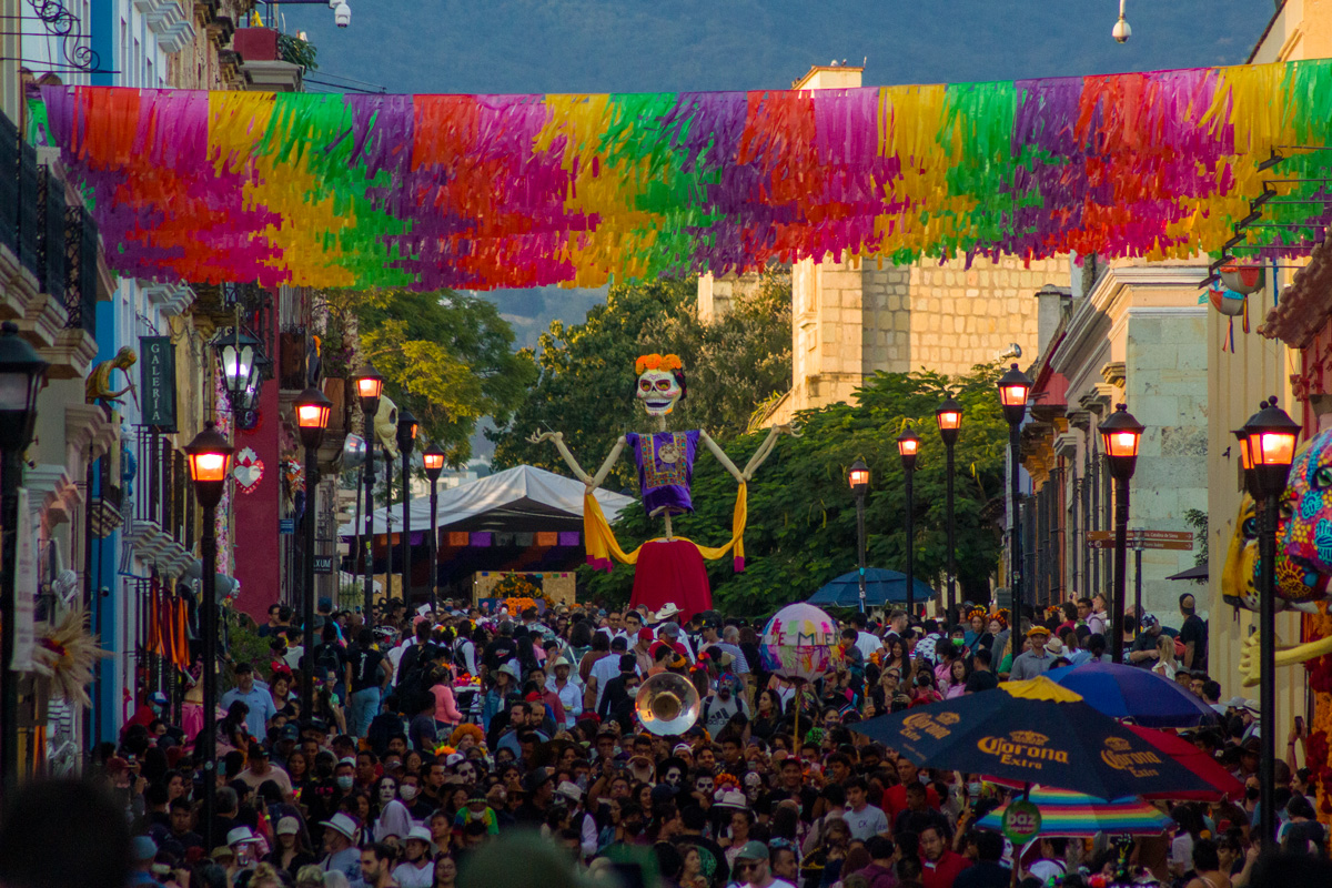 Celebración previa al Día de los Muertos en la calle Macedonio Alcalá de Oaxaca, México. Octubre de 2022.