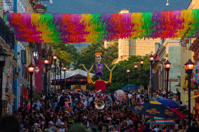 Celebración previa al Día de los Muertos en la calle Macedonio Alcalá de Oaxaca, México. Octubre de 2022.