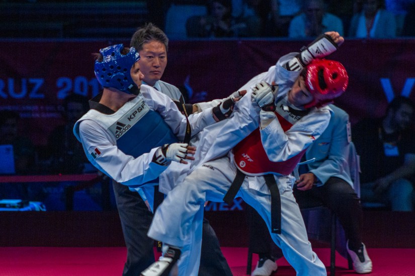 El taekwondoín mexicano César Rodríguez da una patada a la cabeza de su oponente durante los Juegos Centroamericanos Veracruz 2014. Boca del Río, Veracruz, noviembre de 2014.