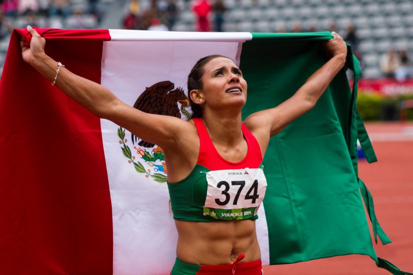 Zudikey Rodríguez celebra la medalla de oro que ganó en los 400 metros con vallas de los Juegos Centroamericanos Veracruz 2014. Xalapa, Veracruz, noviembre de 2014.