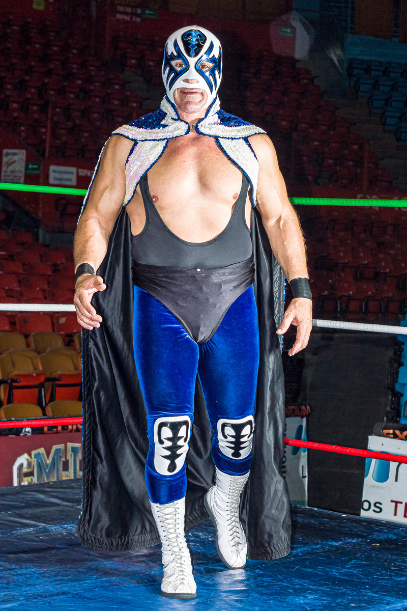 Retrato del luchador Atlantis en la Arena México. Ciudad de México, abril de 2015.