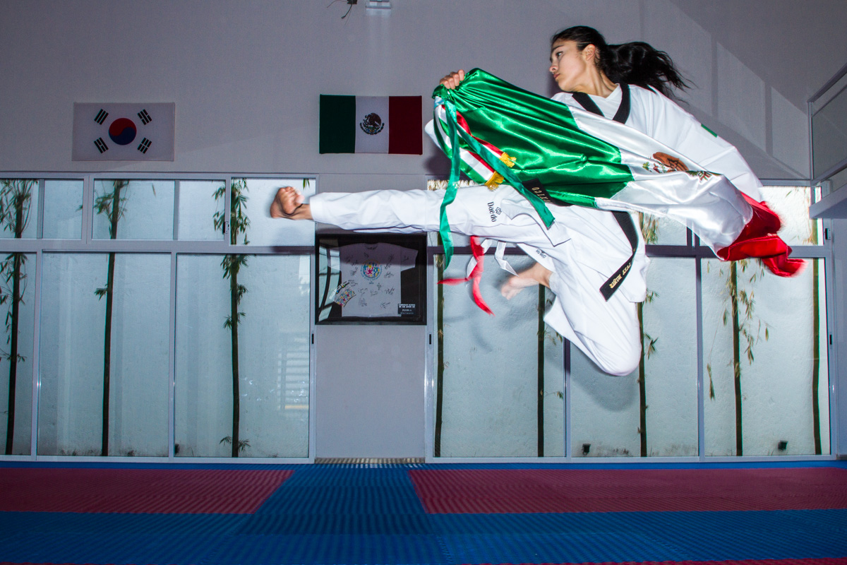 Sesión con la seleccionada mexicana de taekwondo Diana Lara. Cuautitlán Izcalli, México, diciembre de 2013.