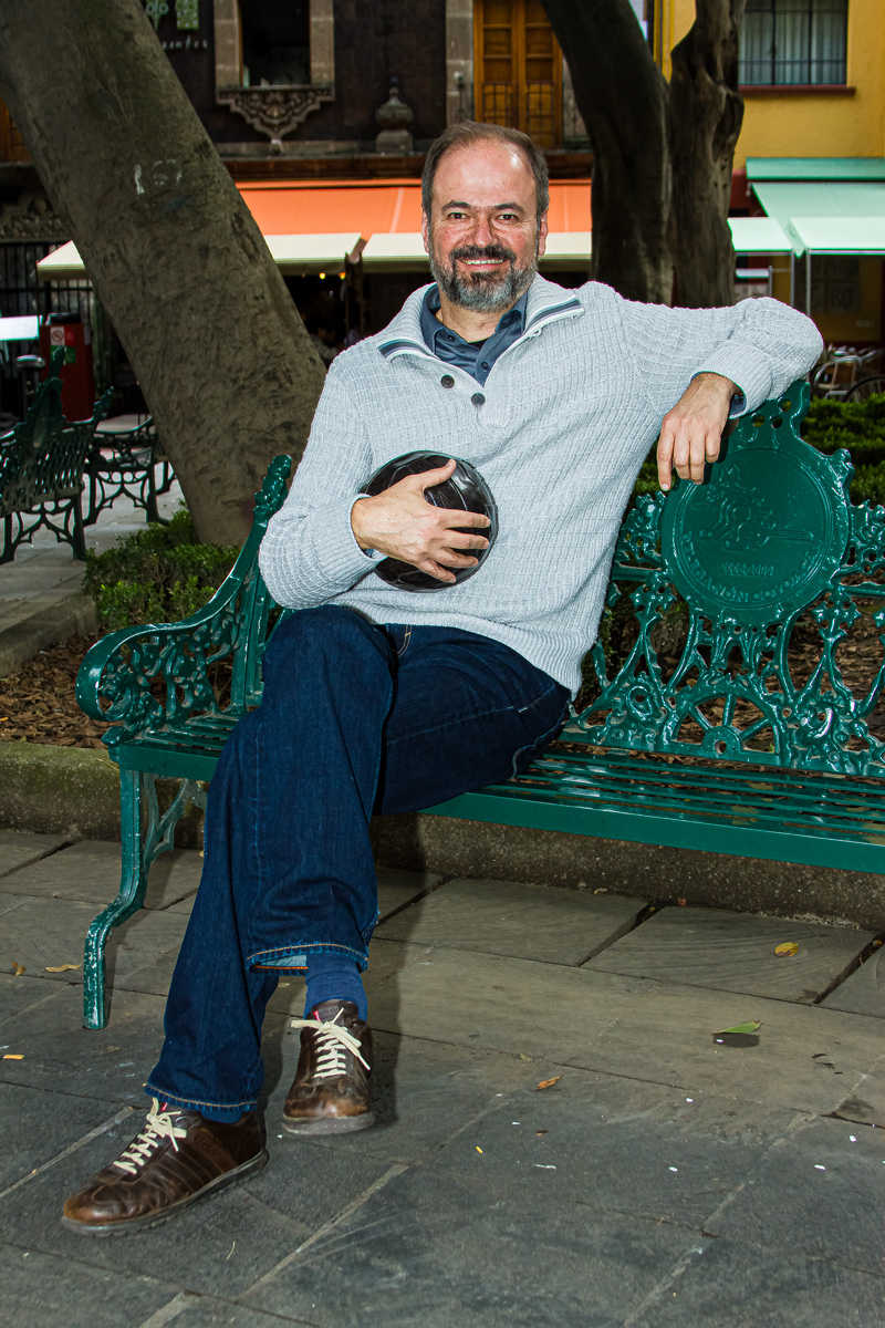Retrato del escritor y aficionado apasionado al futbol Juan Villoro en el barrio de Coyoacán. Ciudad de México, agosto de 2014.