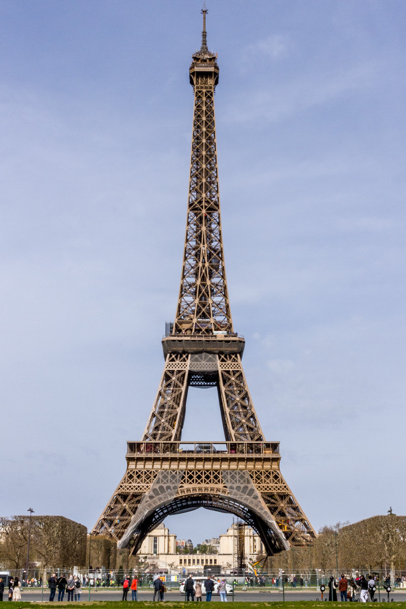 Vista frontal de la Torre Eiffel desde el Campo Marte. París, Francia, marzo de 2023.