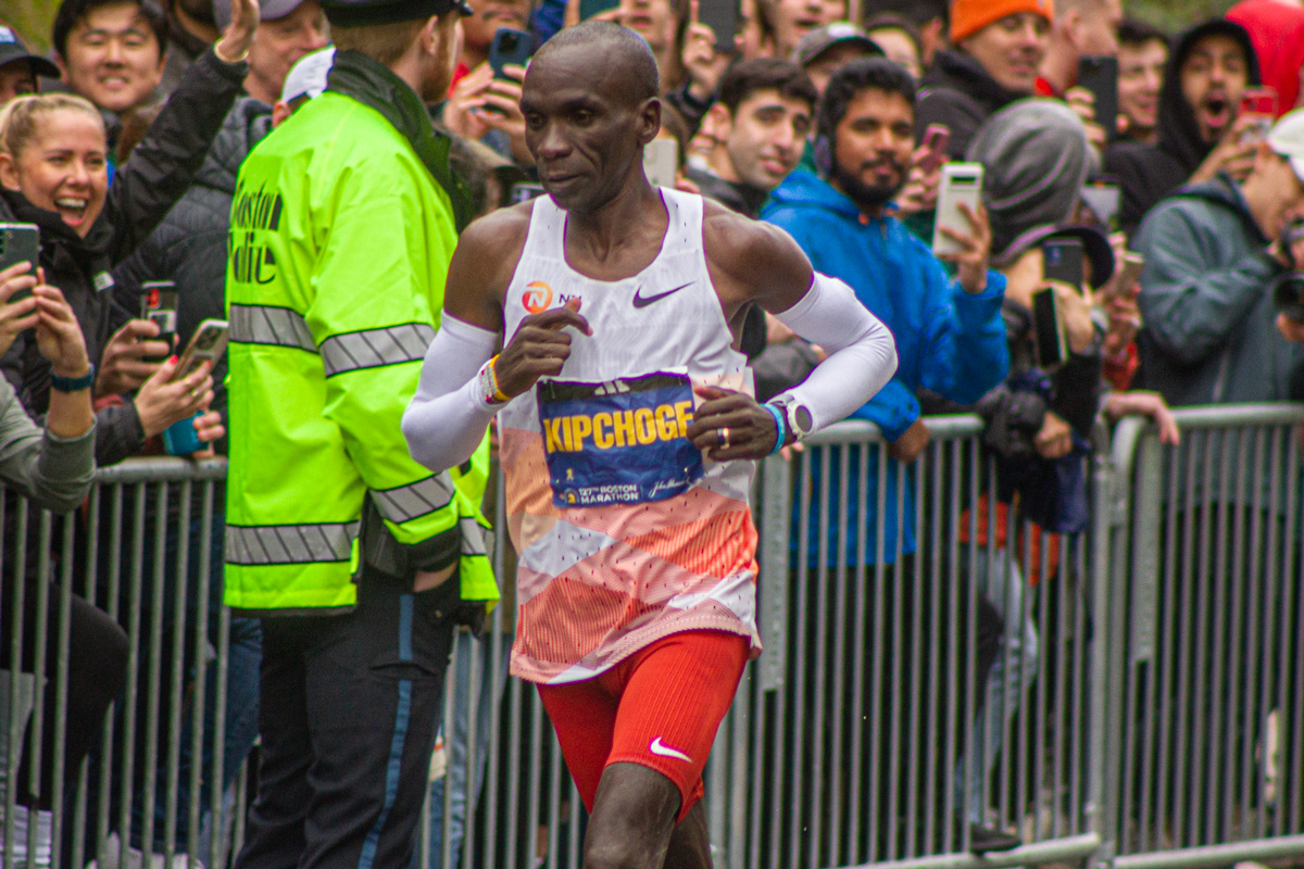 El bicampeón olímpico Eliud Kipchoge durante el Maratón de Boston. Boston, EEUU, abril de 2023.