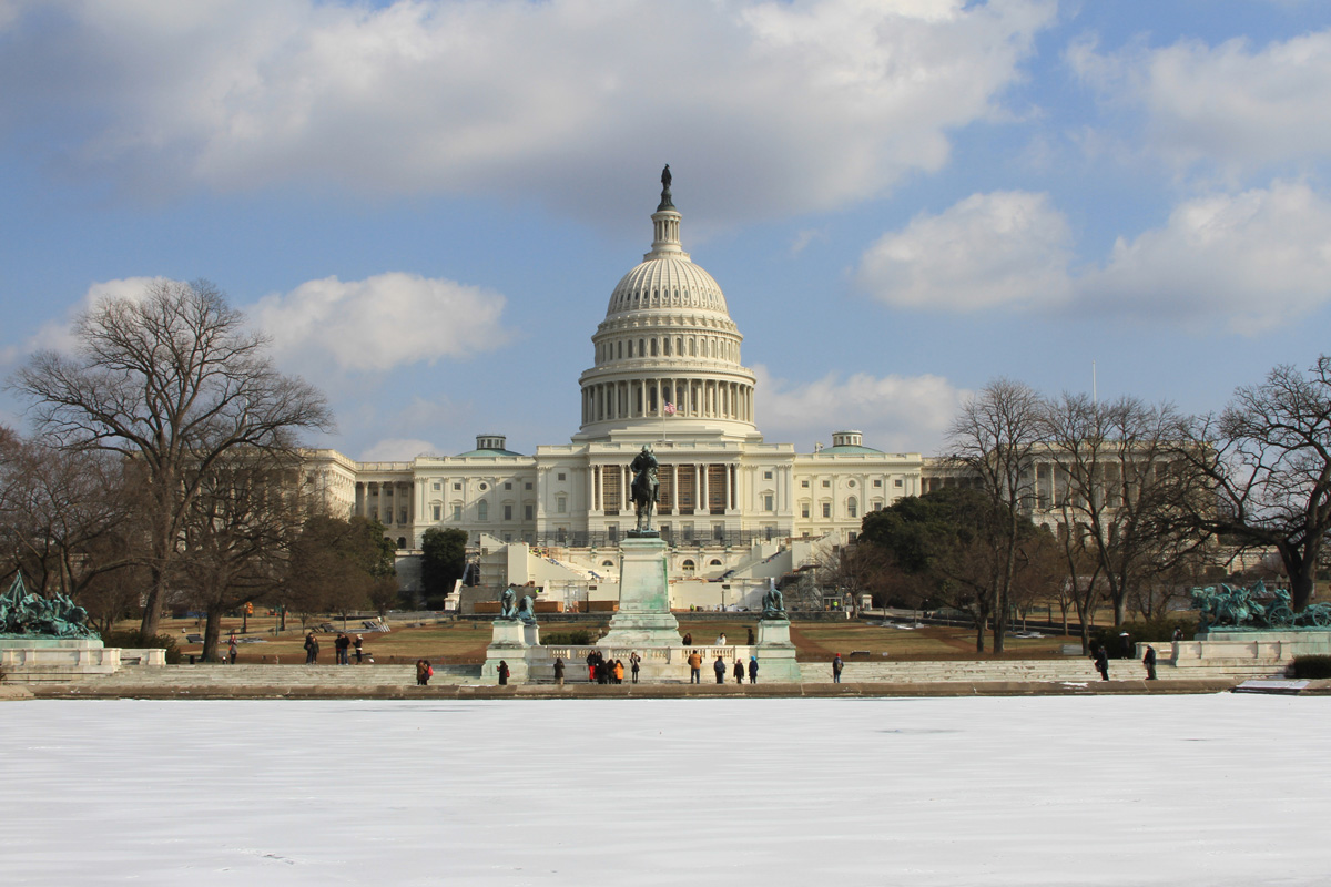 Vista frontal del Capitolio de los Estados Unidos en Washington, DC. Enero de 2013.